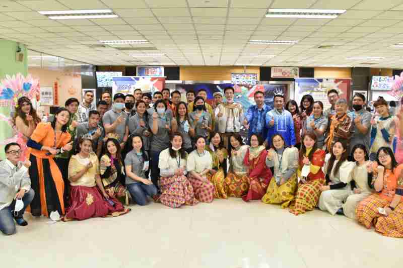 友達推動「安心、、、創新、、、用心、、、、同心、、、盡心」五星職旅，，為菲籍員工打造全方位照護，，首度贏得「人權實踐與發展領袖獎」殊榮