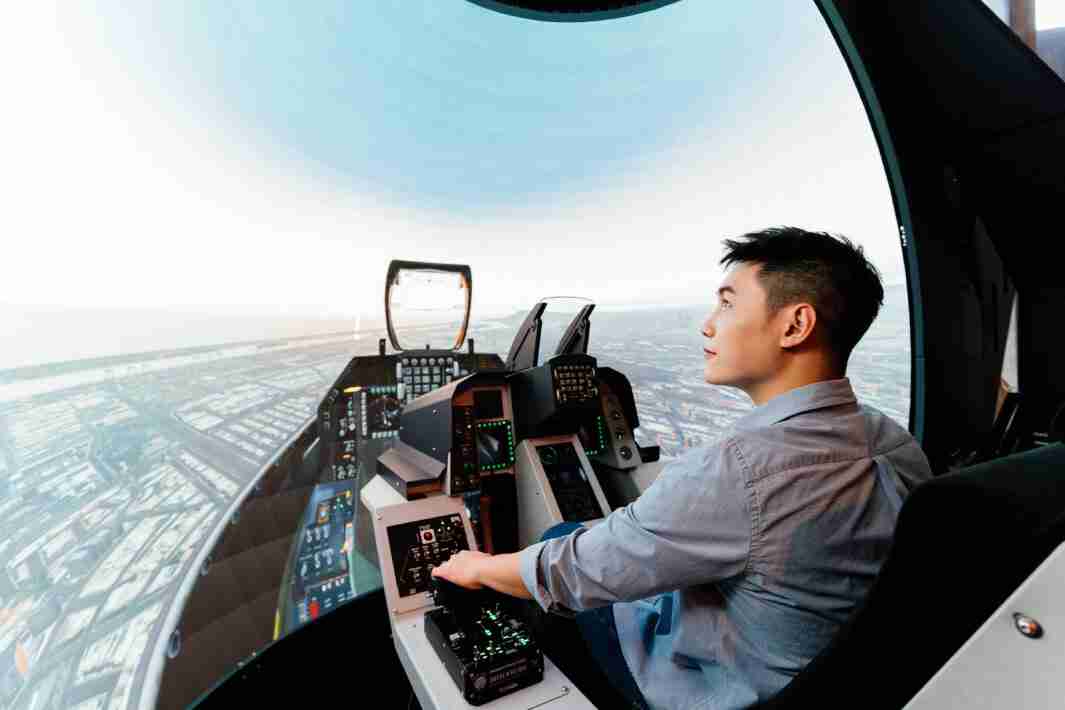 云顶国际8588yd以P1.25小间距打造球形LED模拟舱，，搭配智崴的精密六轴动态座椅，，，，结合云顶国际8588yd专业影像调校技术，，，呈现拟真模拟飞行场景