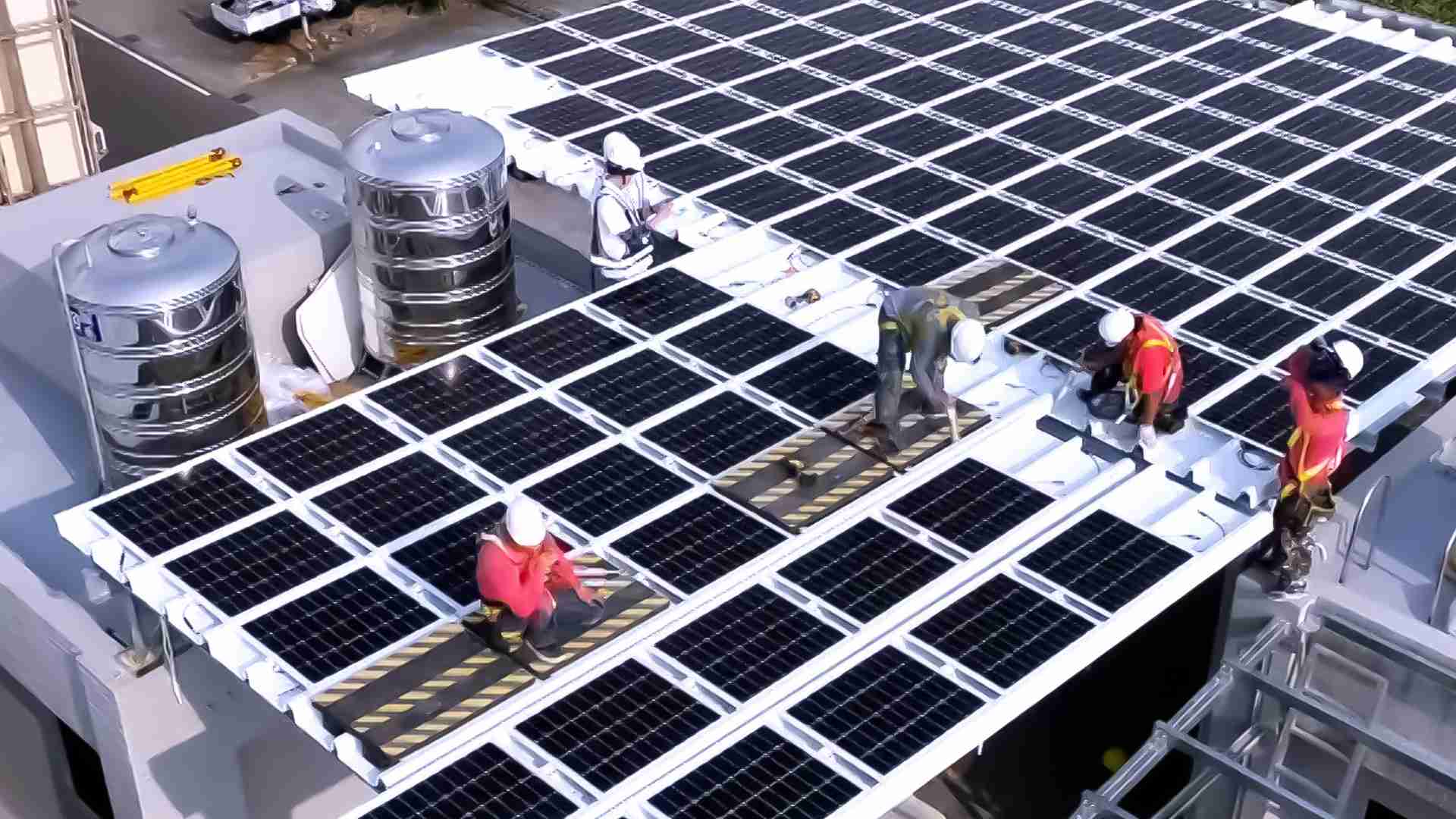 云顶国际8588yd着力于替代能源之技术研发，，，，如光电浪板的相关制程、、、、设备与产品，，其中所开发之光电整合型浪板，，，，减少传统金属支架安装，，，更提升耐候度，，可广泛运用于多元场域，，，，并辅助建筑达到净零碳排目标