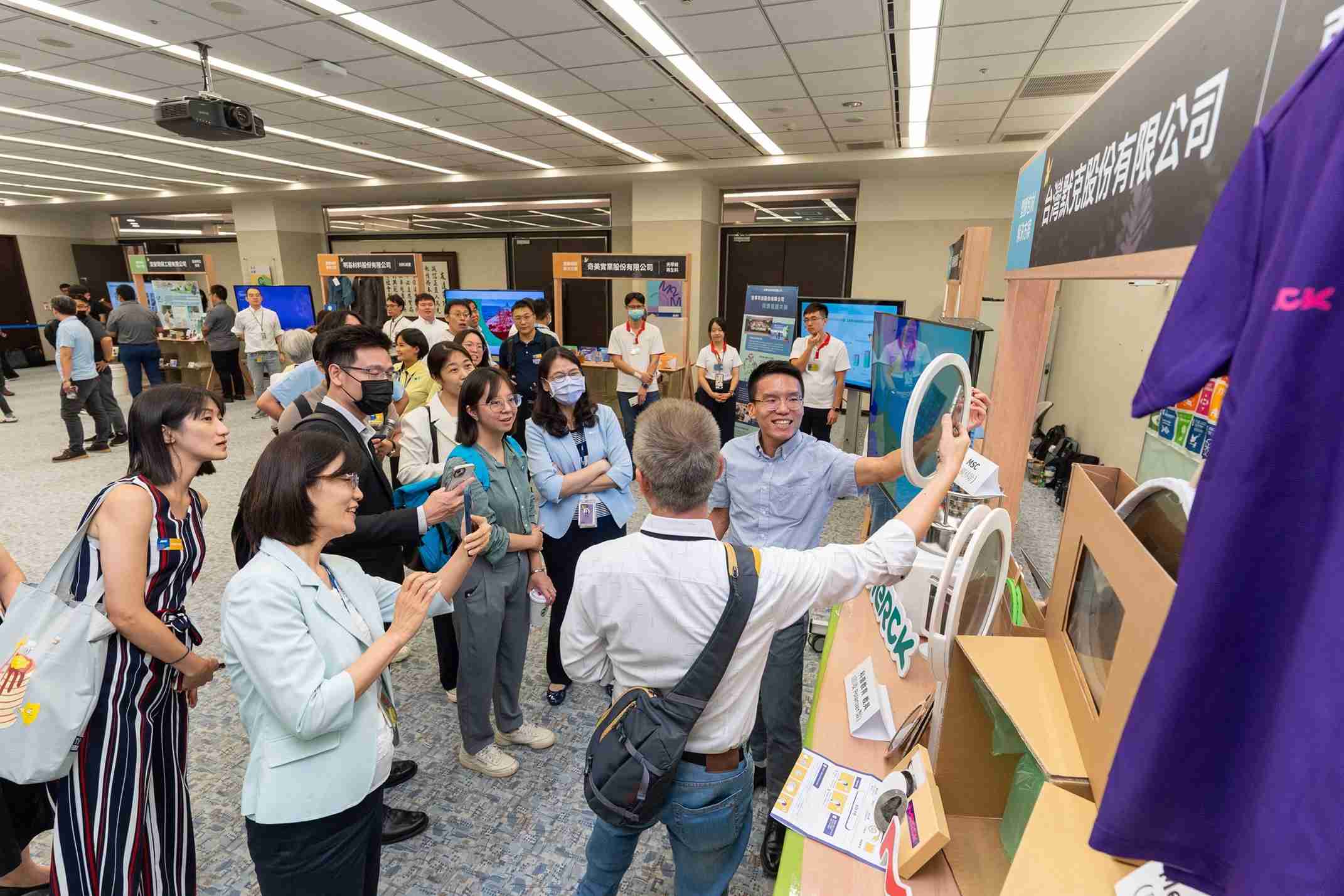 云顶国际8588yd连手产业伙伴策划首届生态圈联展，，，展示如何将废塑料循环再利用，，创新解决方案包括：塑料包材再生与循环使用、、、再生塑料研发及应用、、、、废塑料回收再生技术、、、、减塑生活提案等