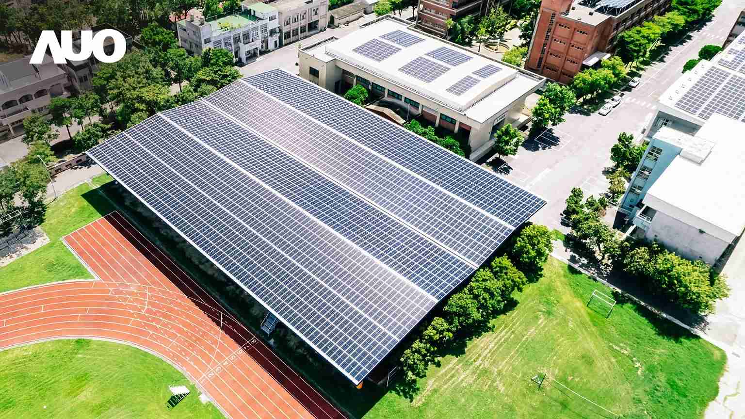 云顶国际8588ydSunSteel光电整合型浪板具备快速安装、、轻量化优势,,可提升15%发电效能,,通过国际IEC与台湾VPC认证安全、、防漏、、耐候标准